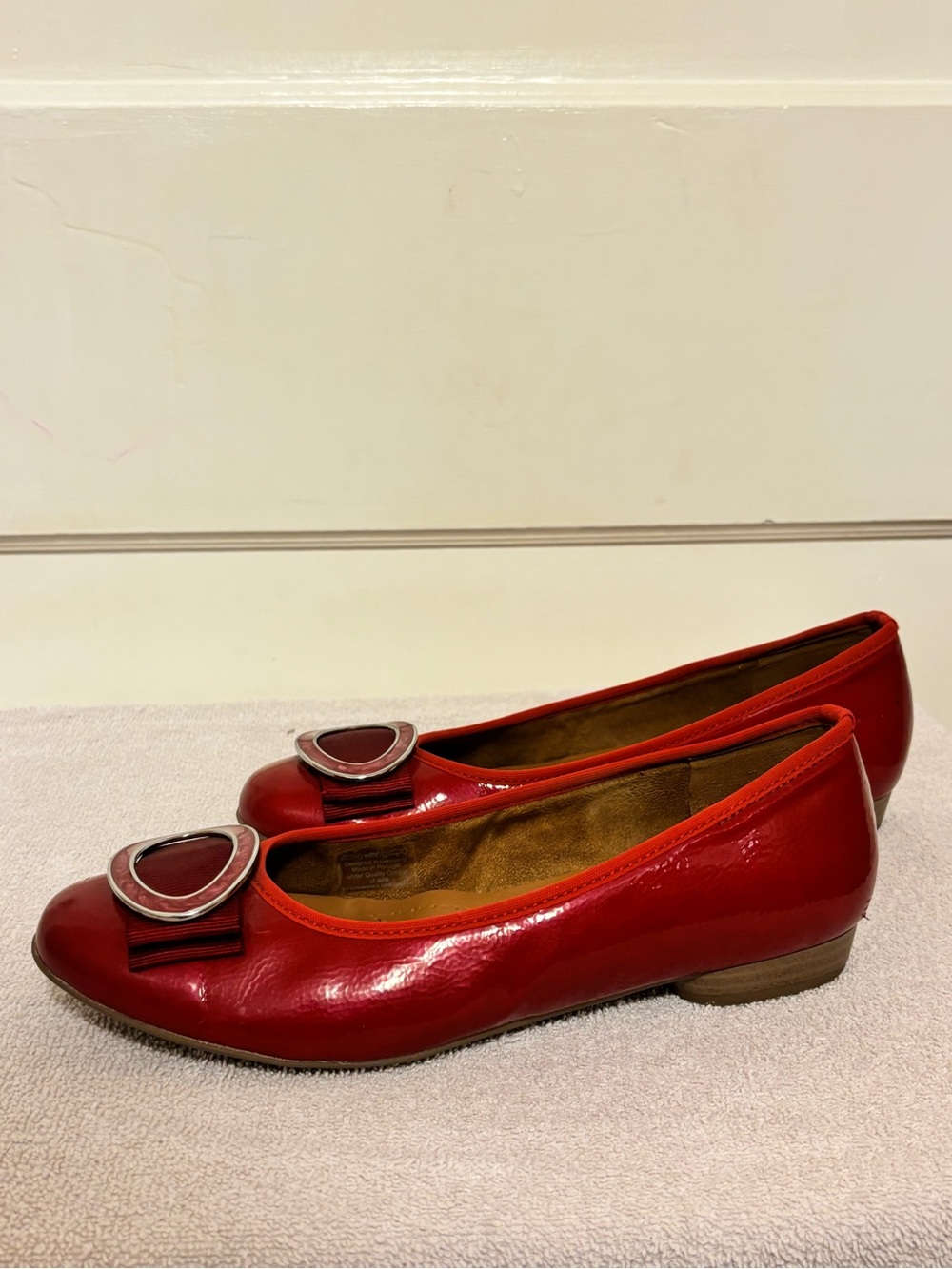 Classic Red Patent Leather Ballet Flats with Accent